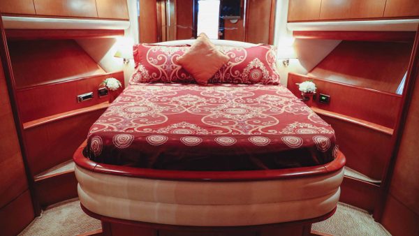 private luxury yacht – 64ft dominator