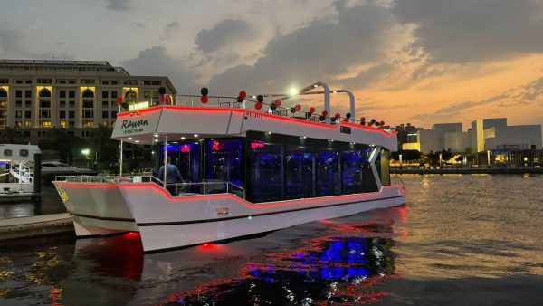 white yacht luxury premium – dubai canal 