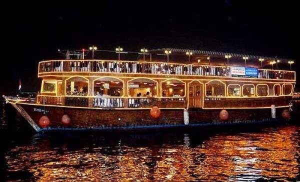 arabian traditional dhow crusie dubai creek
